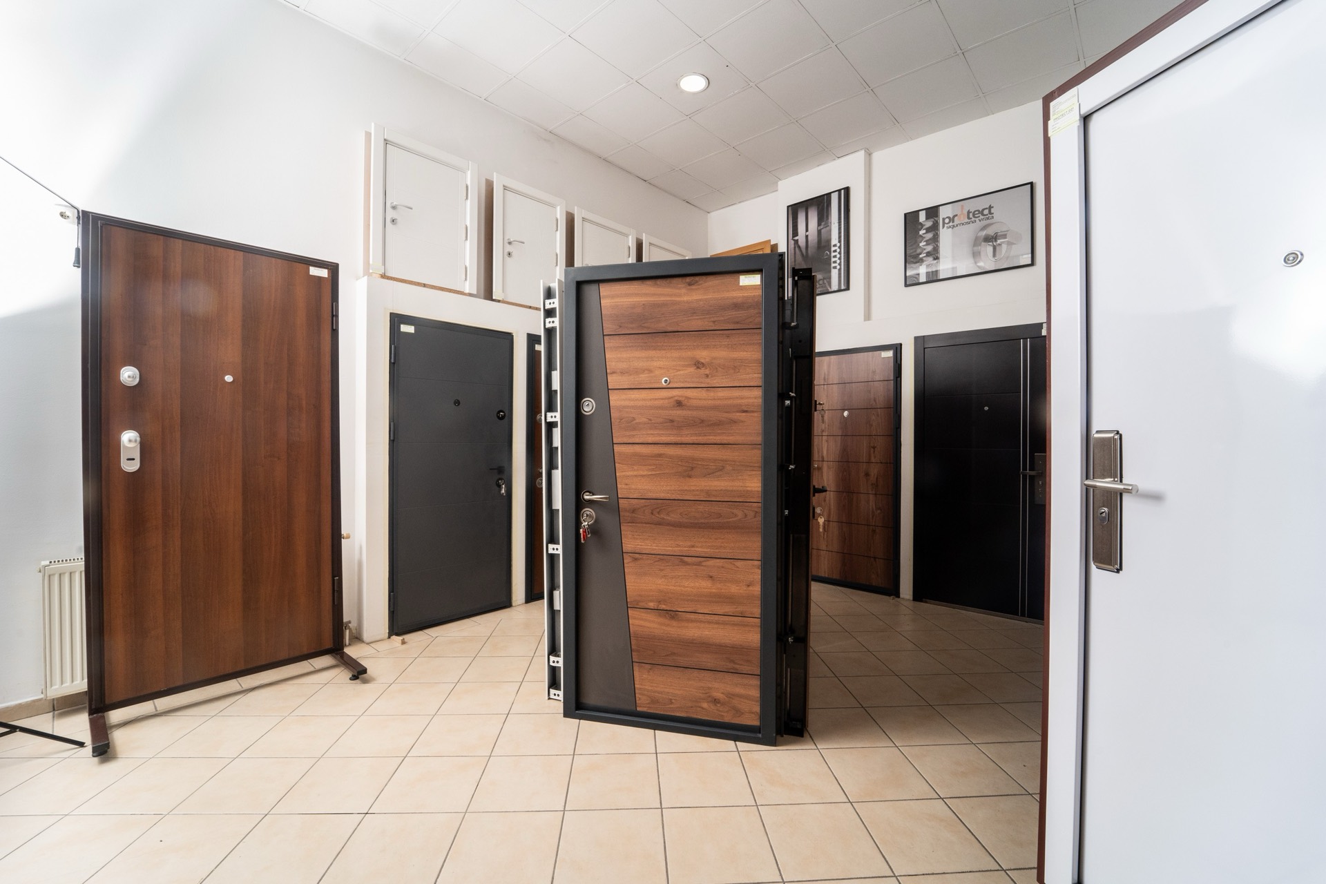 Salon sigurnosnih vrata Protect, Bulevar kralja Petra I 85, Novi Sad