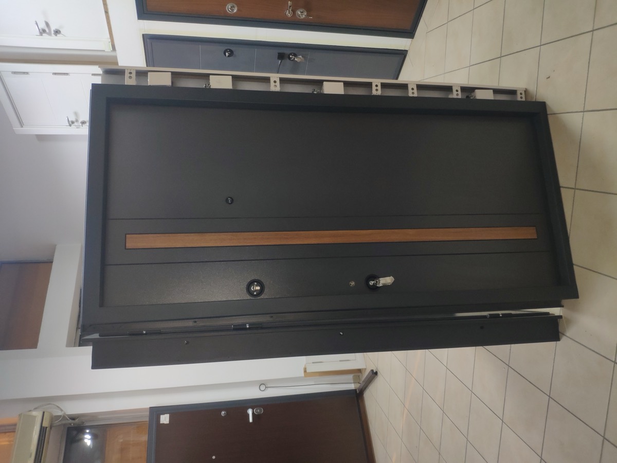 Sigurnosna vrata Antracit sa drvenom trakom — Protect Novi Sad