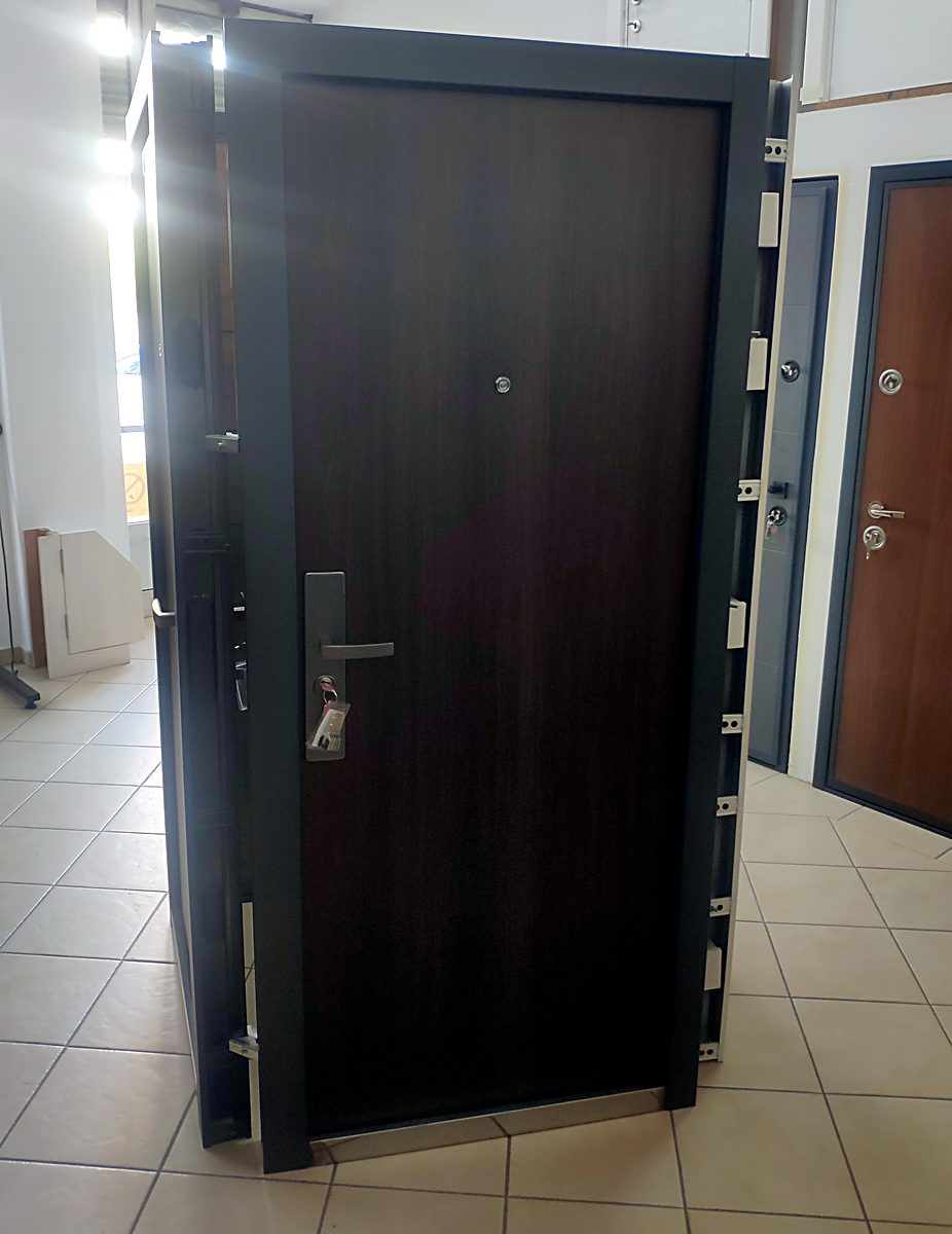 Sigurnosna vrata Tamni orah — Protect Novi Sad